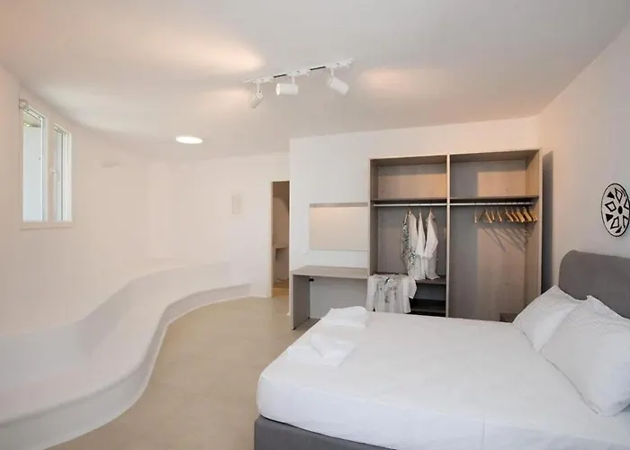 The Mykonian Escape بسارو