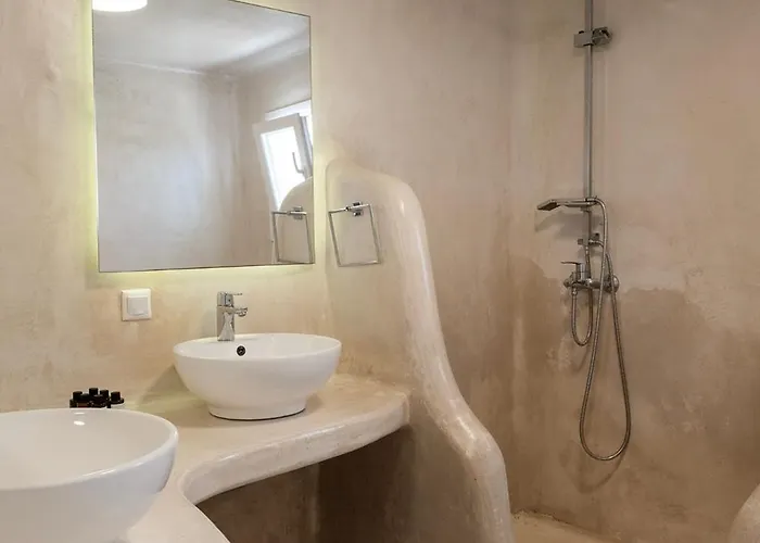 The Mykonian Escape بسارو