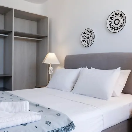 The Mykonian Escape * Psarrou